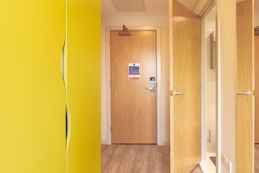 Silver En Suite at The Barn, Bampfylde Street, Newtown, Exeter, EX12FQ - Image 12